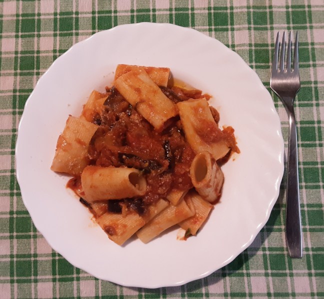 Paccheri al sugo di melanzane – "KITCHEN & CLUE"