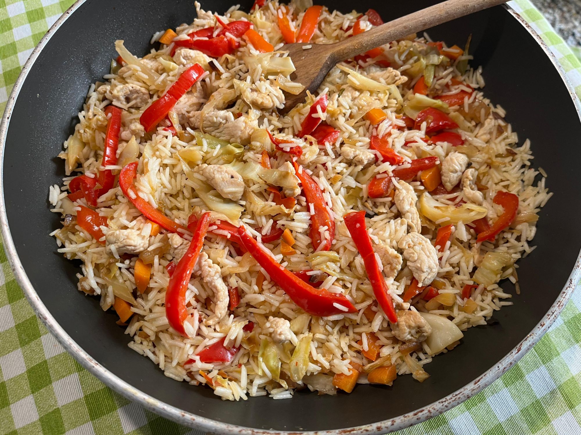 Riso saltato con pollo e verdure khao phat kai. | \, image size:2000x1500